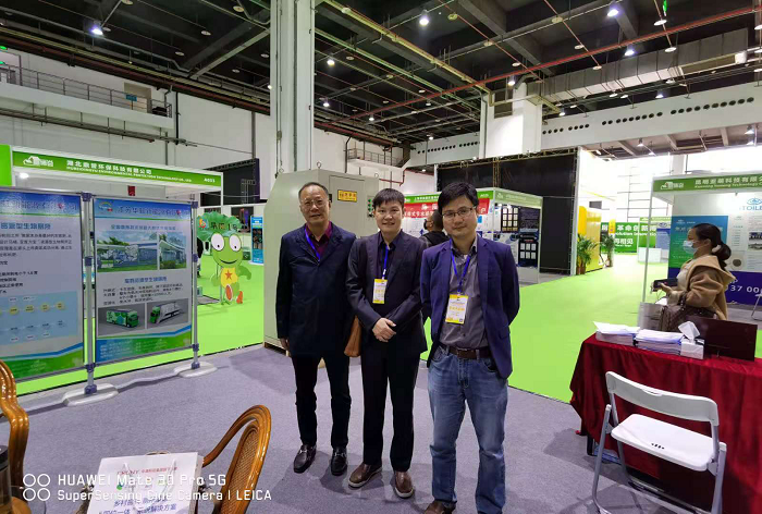 黄志光院长、刘洪波教授参观展会现场，与江苏华虹张岳清董事长一起合影留念