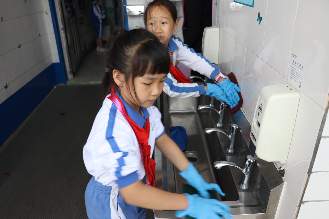 校园厕所清洁 校园厕所清洁