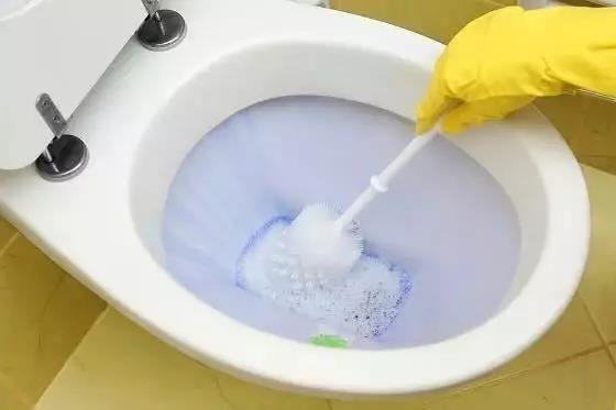 厕所里的污垢怎么清除才干净？